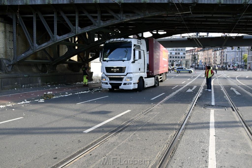 LKW blieb unter Bruecke haengen Koeln Deutz Opladenerstr Deutz Muelheimerstr P098.JPG - Miklos Laubert